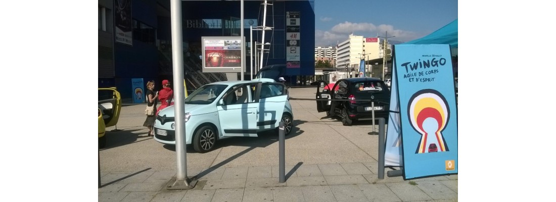 RENAULT AUTO DAUPHINE fait son Show...Son Road Show!