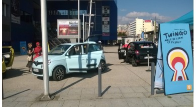 RENAULT AUTO DAUPHINE fait son Show...Son Road Show!