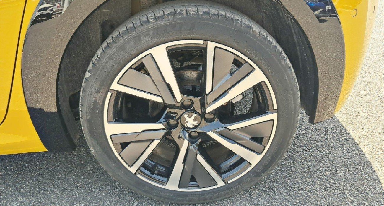 Peugeot 208 PureTech 130 S&S EAT8 GT 13