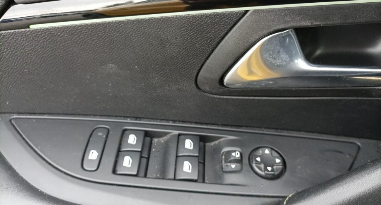 Peugeot 208 Electrique 50 kWh 136ch GT 12