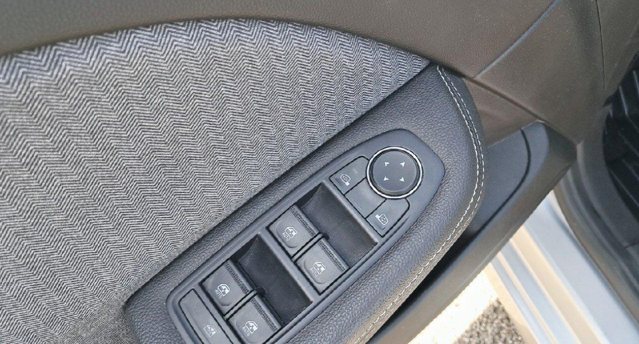 Renault CLIO Clio E-Tech 140 - 21N SL Lutecia 9