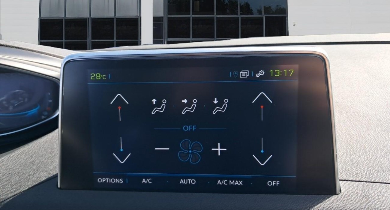 Peugeot 3008 Hybrid4 300 e-EAT8 GT 12